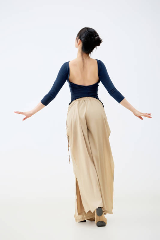 白色背景下表演中国古典舞的魅力舞者图片