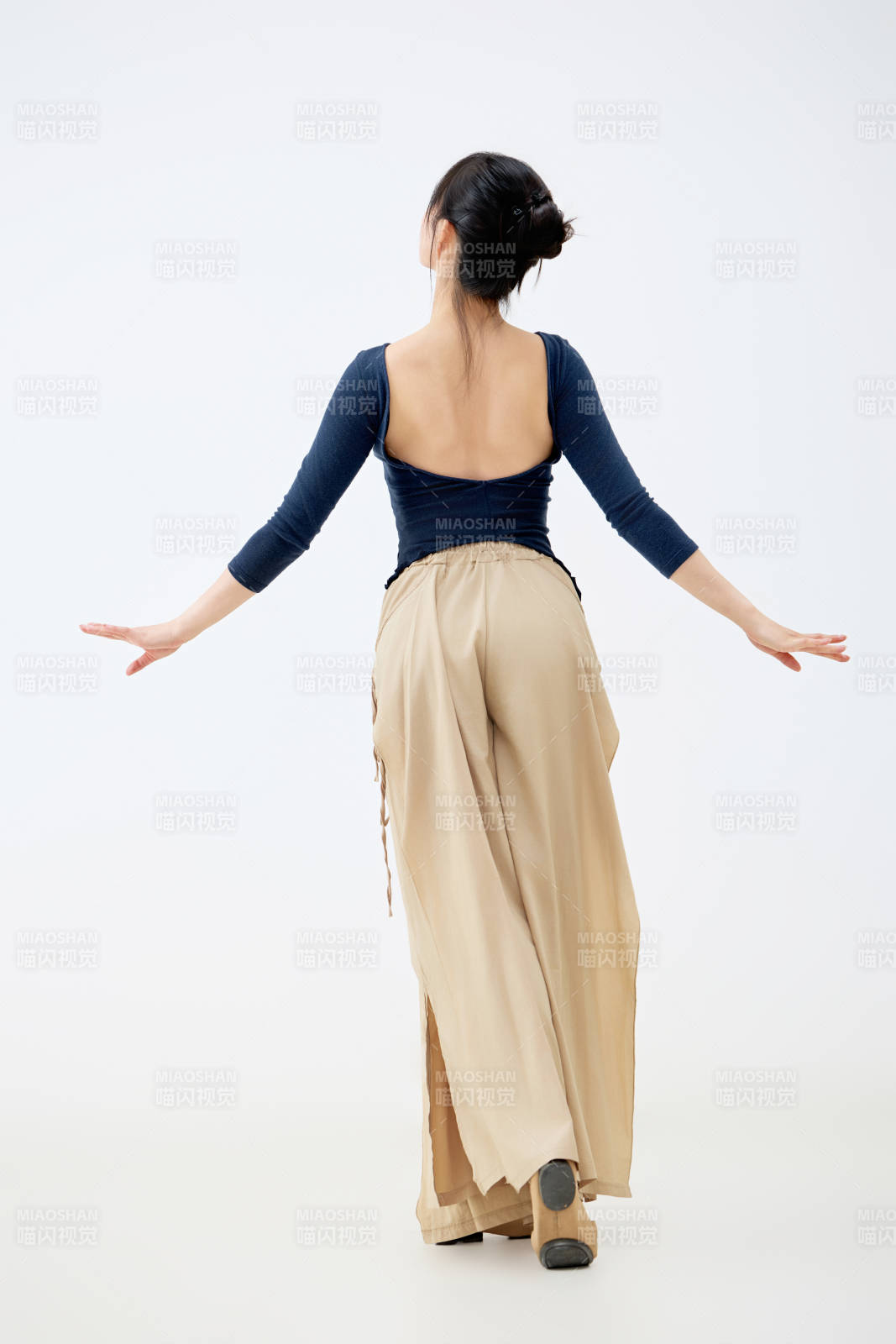 白色背景下表演中国古典舞的魅力舞者图片