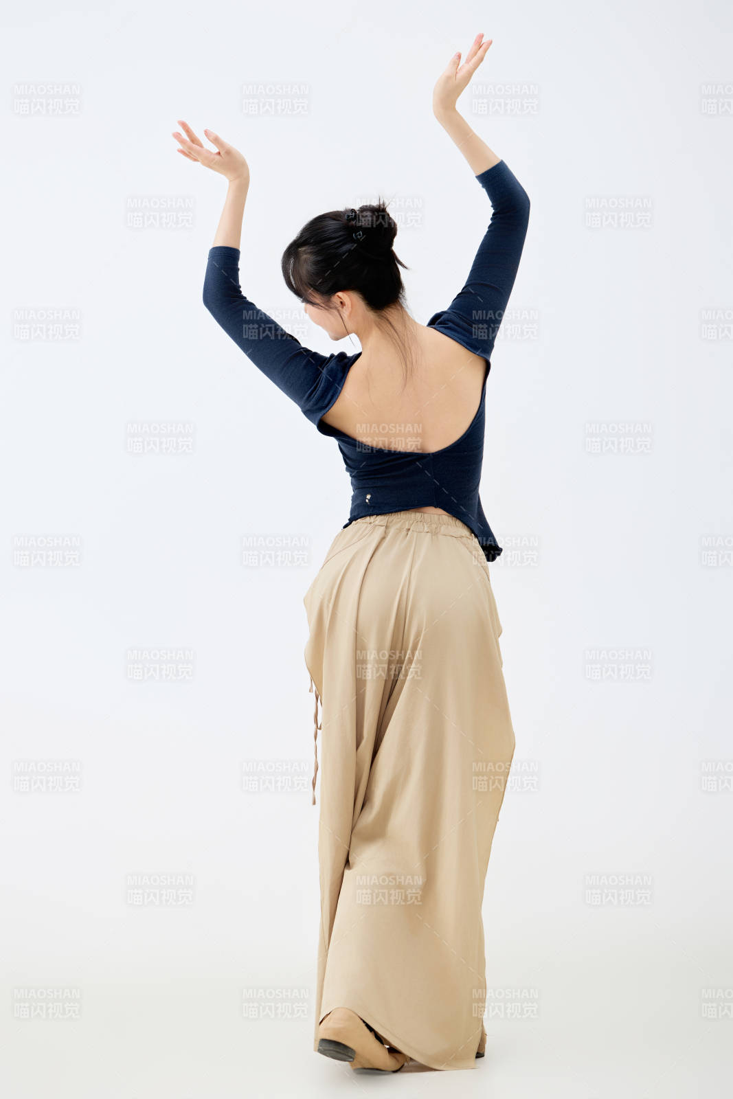 白色背景下表演中国古典舞的魅力舞者图片