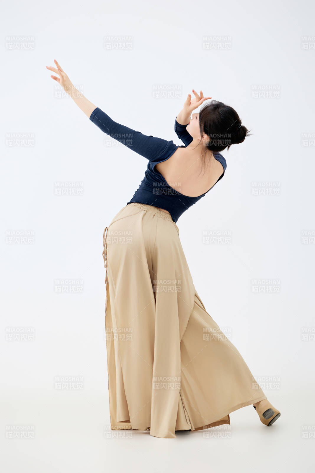 白色背景下表演中国古典舞的魅力舞者图片