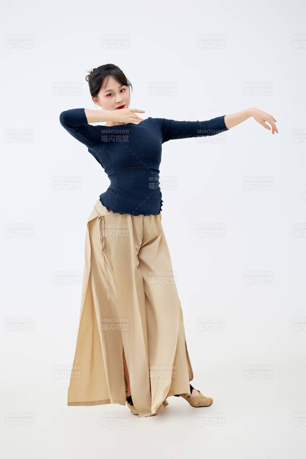 白色背景下表演中国古典舞的魅力舞者图片