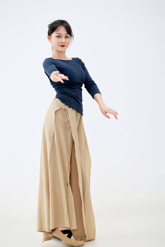 白色背景下表演中国古典舞的魅力舞者图片