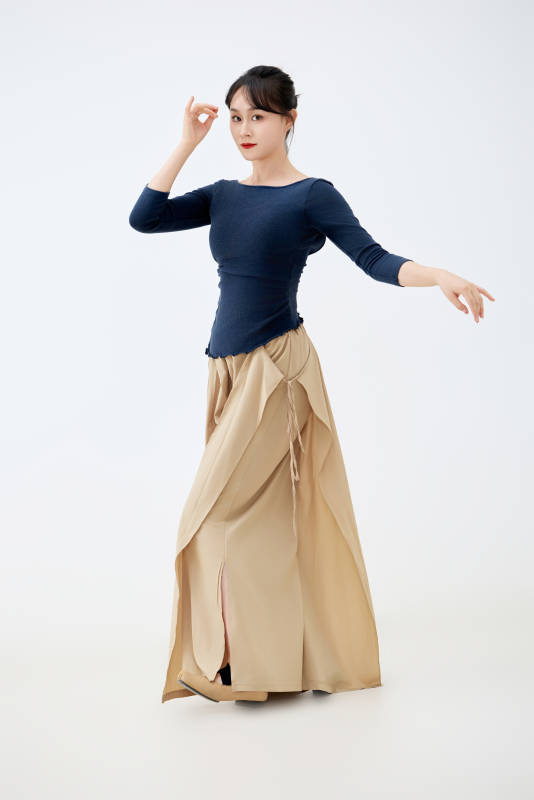 白色背景下表演中国古典舞的魅力舞者图片