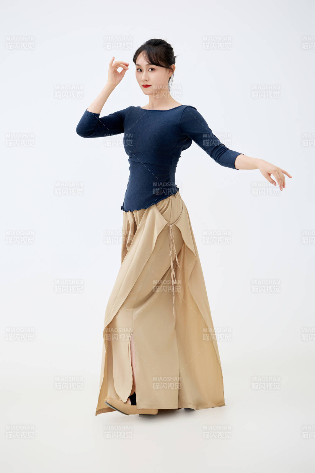 白色背景下表演中国古典舞的魅力舞者图片