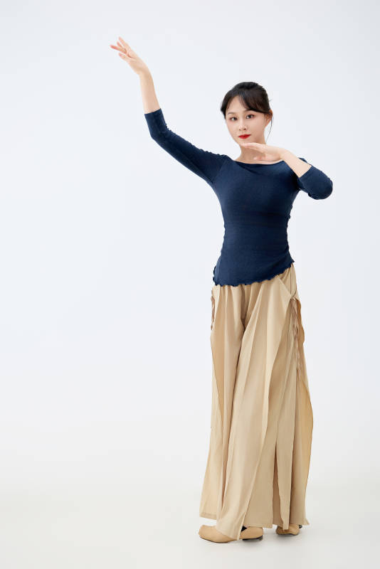 白色背景下表演中国古典舞的魅力舞者图片