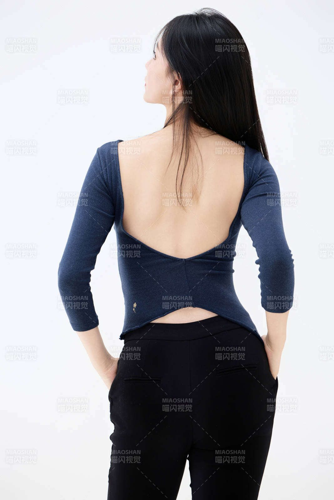 白背景穿着休闲服装的亚洲健康年轻女性形象图片