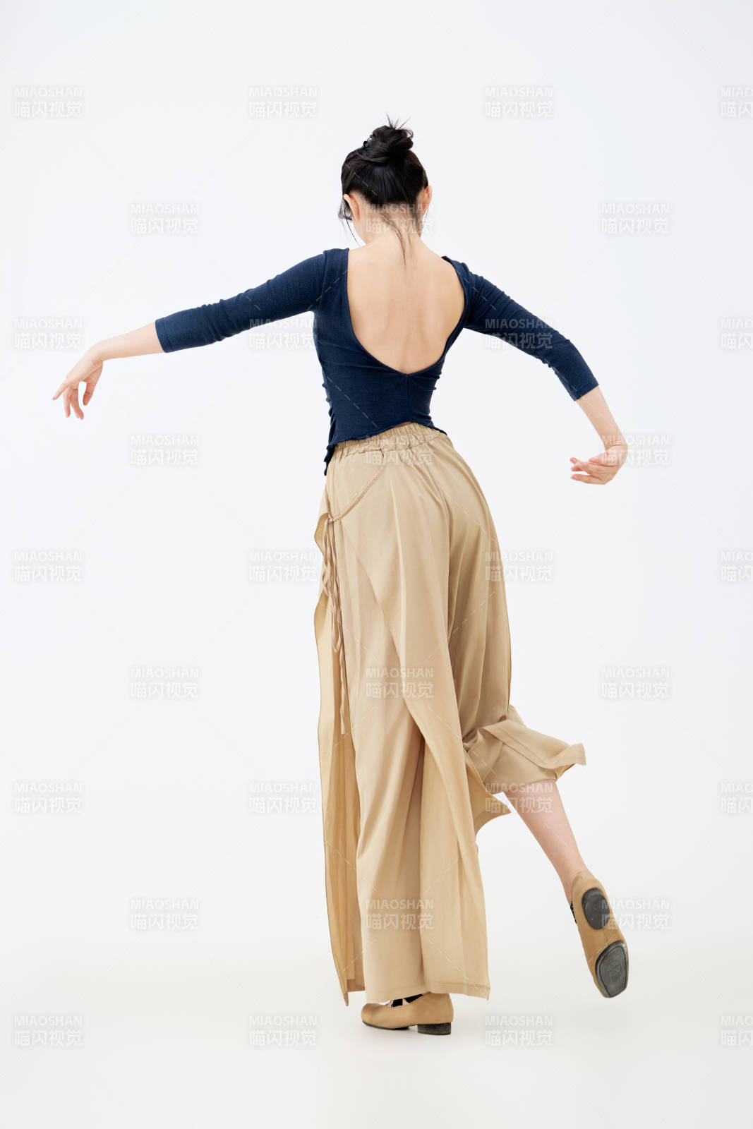 白色背景下表演中国古典舞的魅力舞者图片