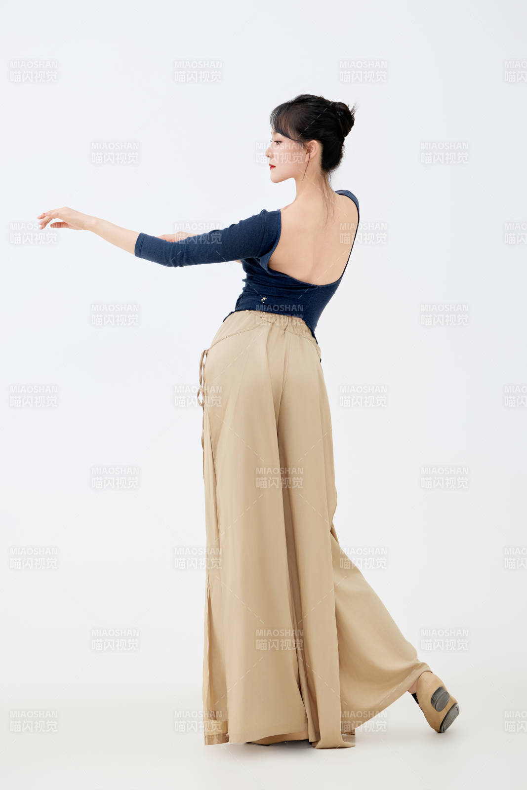 白色背景下表演中国古典舞的魅力舞者图片