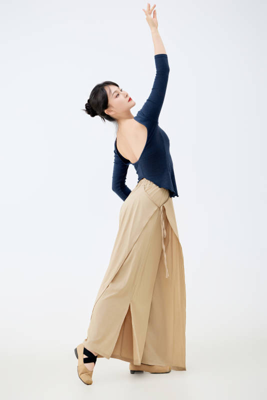 白色背景下表演中国古典舞的魅力舞者图片