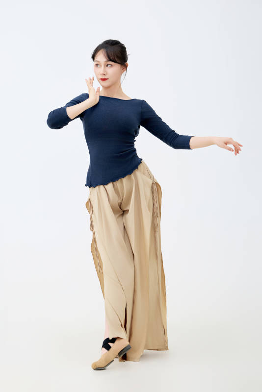 白色背景下表演中国古典舞的魅力舞者图片