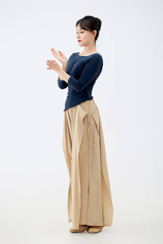 白色背景下表演中国古典舞的魅力舞者图片