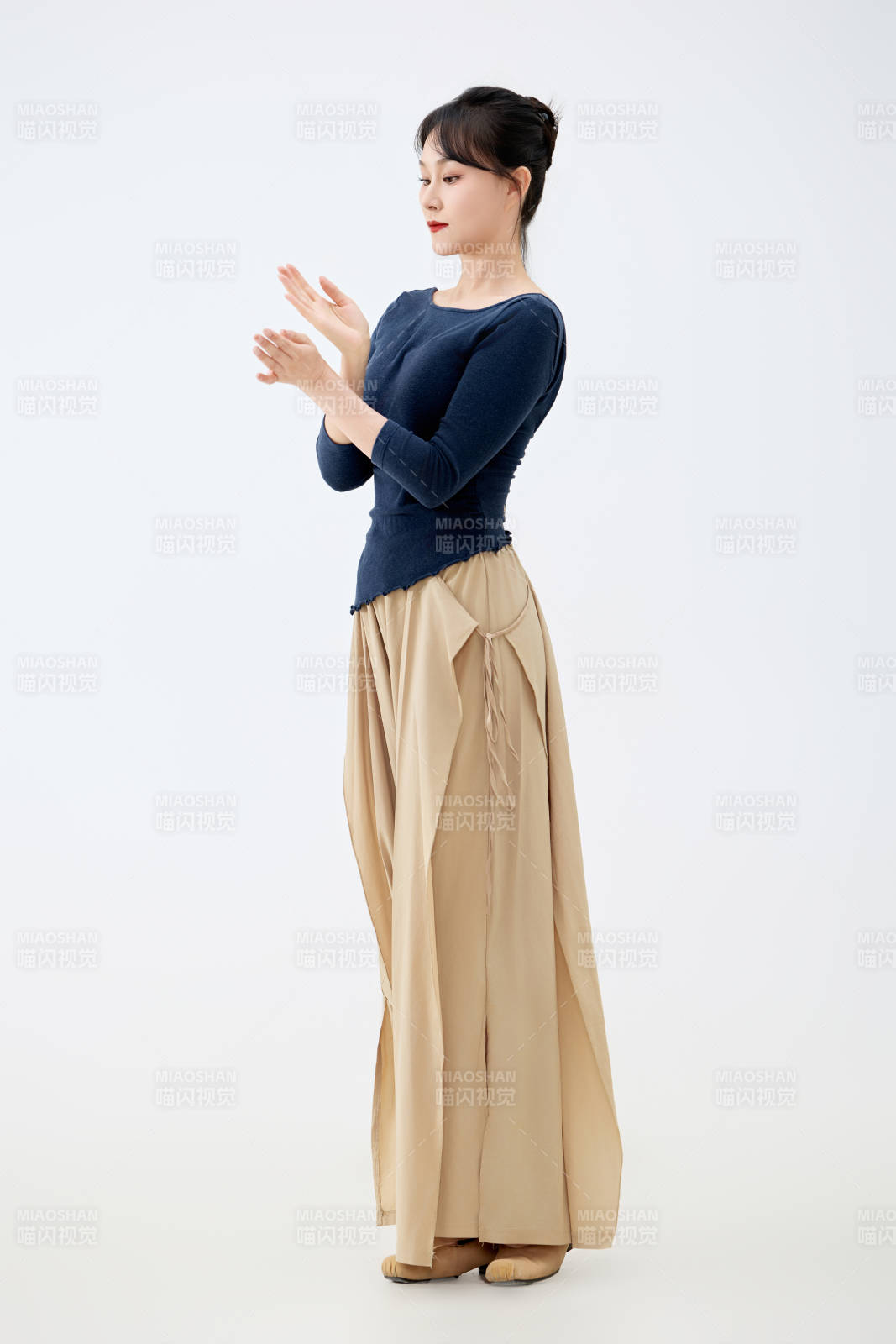 白色背景下表演中国古典舞的魅力舞者图片