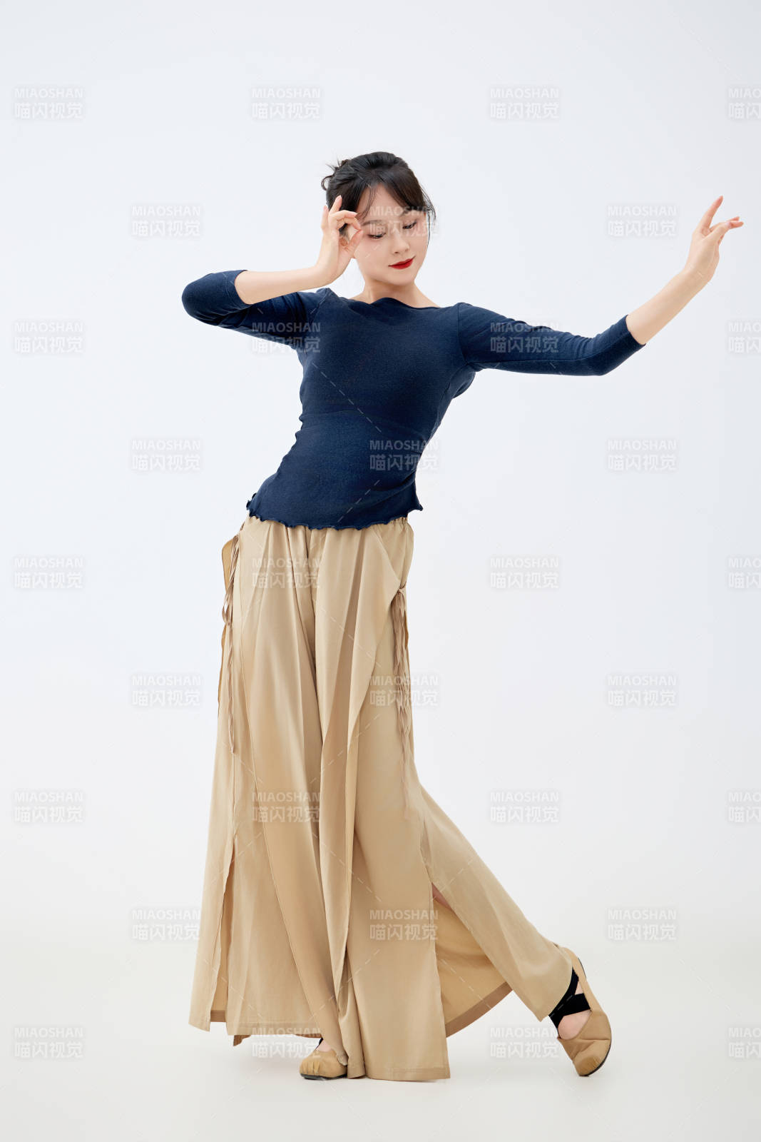 白色背景下表演中国古典舞的魅力舞者图片