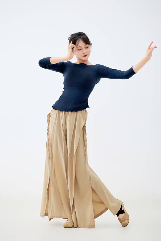 白色背景下表演中国古典舞的魅力舞者图片