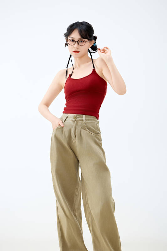 影棚拍摄穿着青春靓丽的亚洲女性夏季形象图片