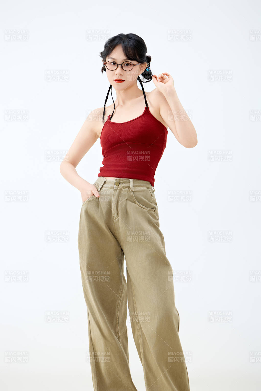 影棚拍摄穿着青春靓丽的亚洲女性夏季形象图片