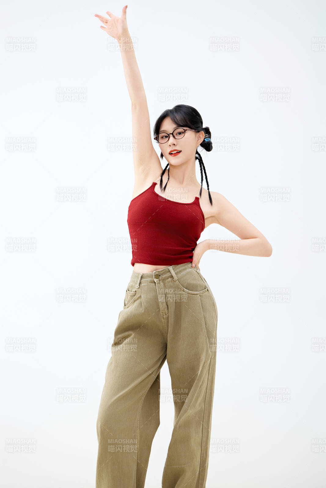 影棚拍摄穿着青春靓丽的亚洲女性夏季形象图片