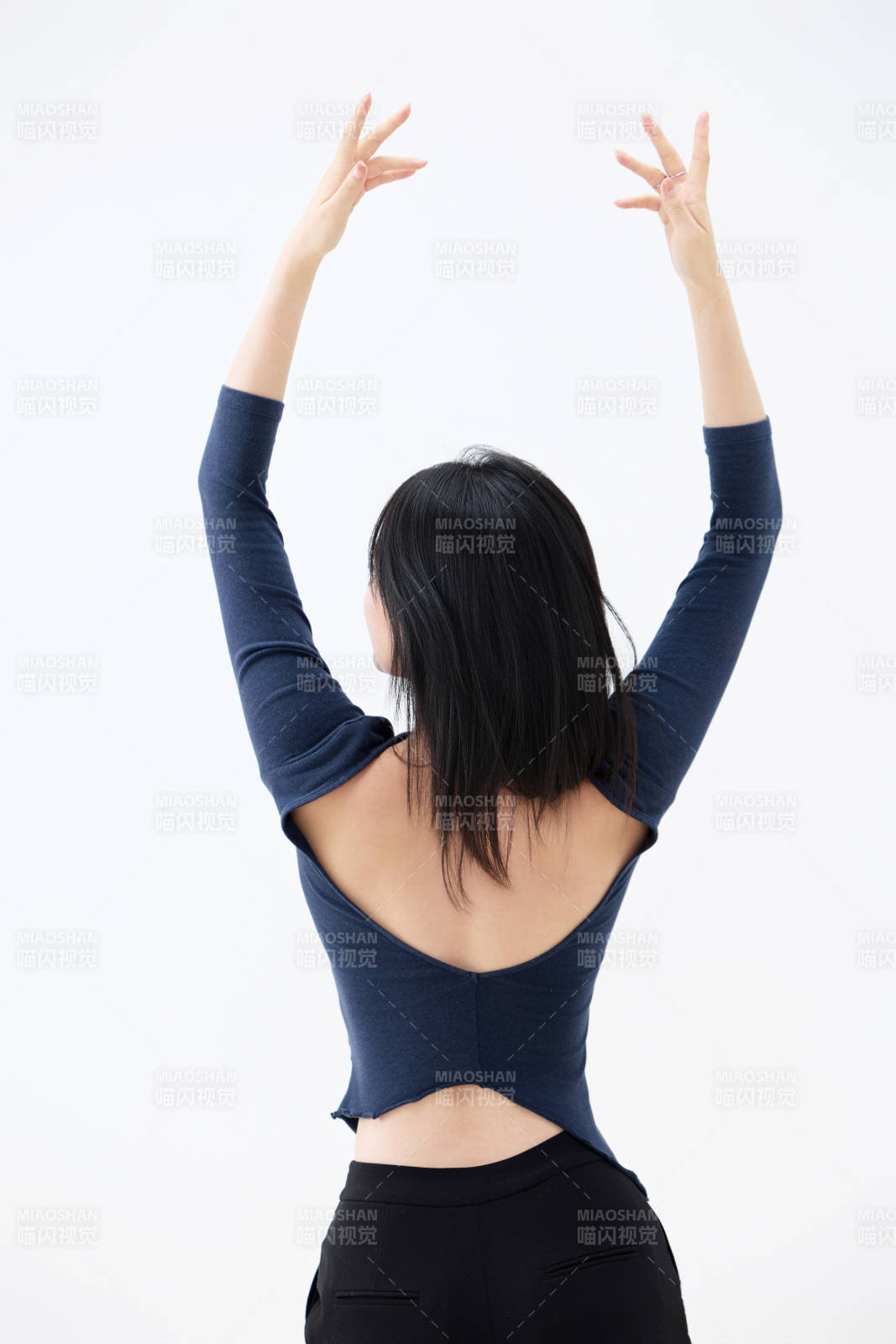 白背景穿着休闲服装的亚洲健康年轻女性形象图片