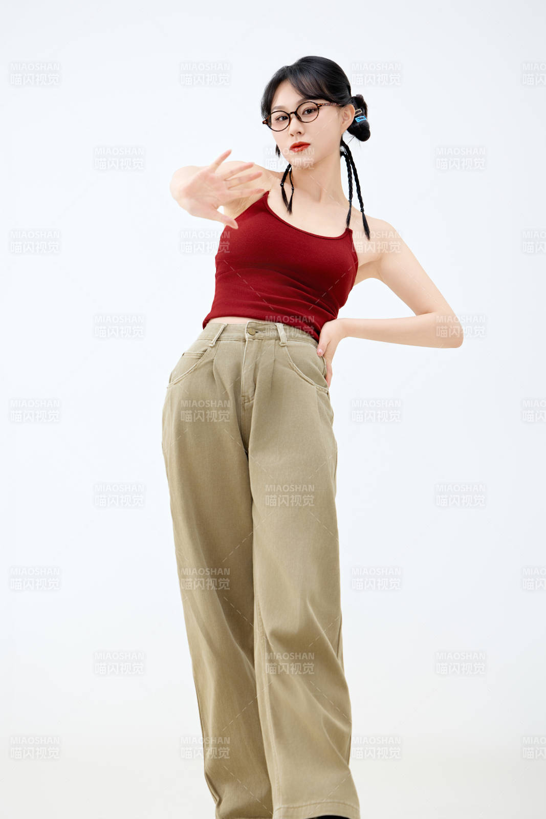 影棚拍摄穿着青春靓丽的亚洲女性夏季形象图片