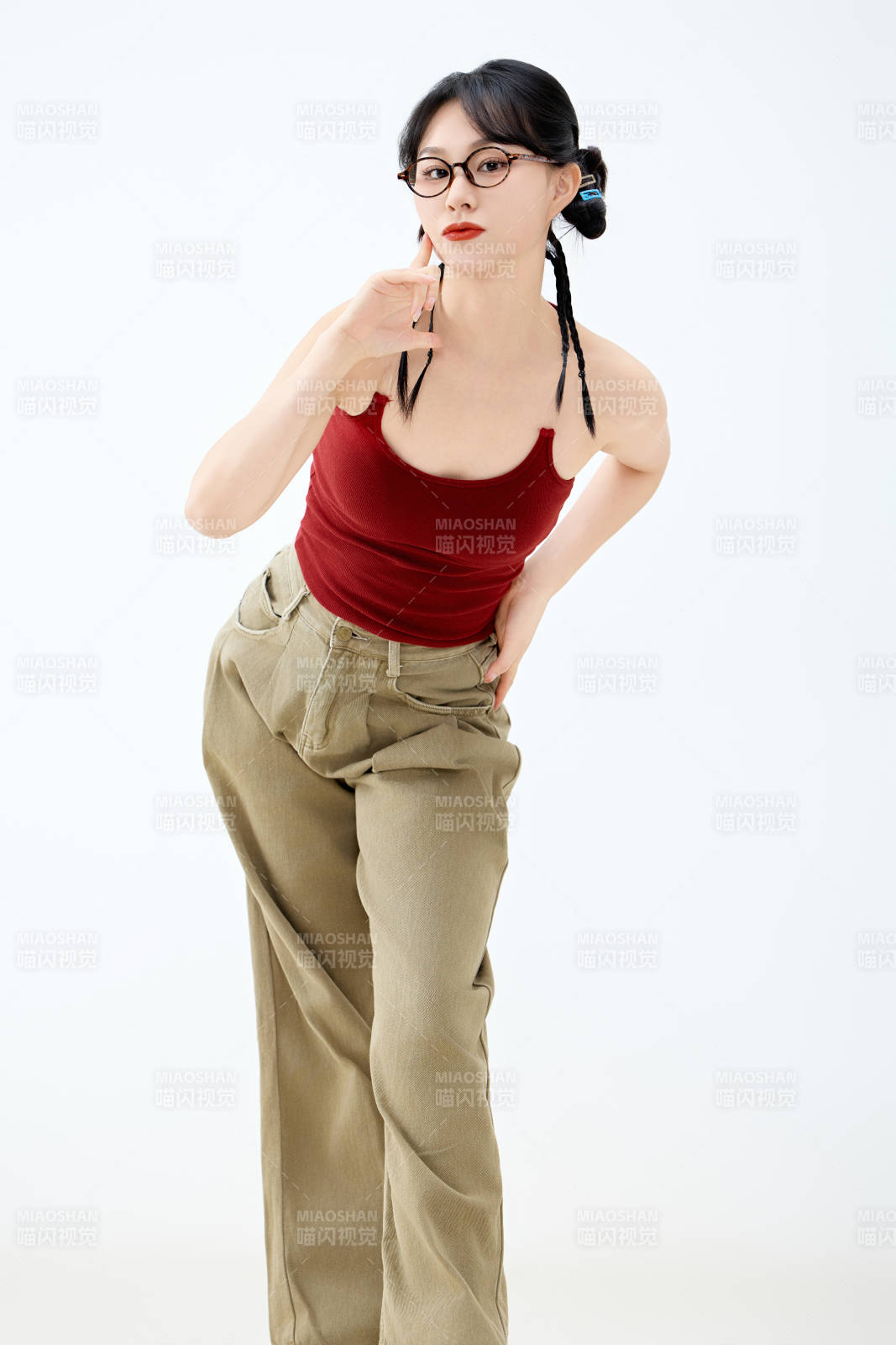 影棚拍摄穿着青春靓丽的亚洲女性夏季形象图片