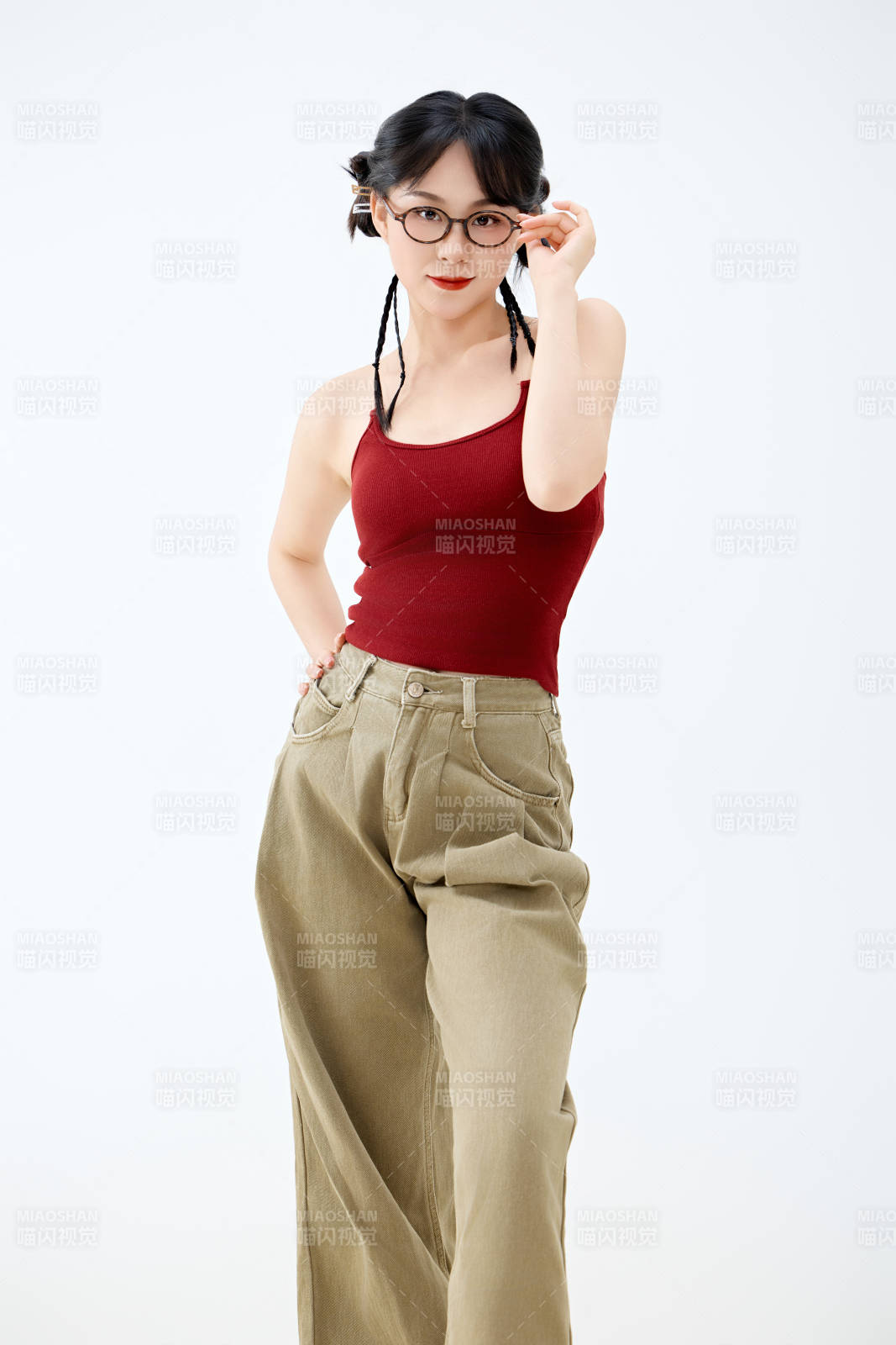 影棚拍摄穿着青春靓丽的亚洲女性夏季形象图片