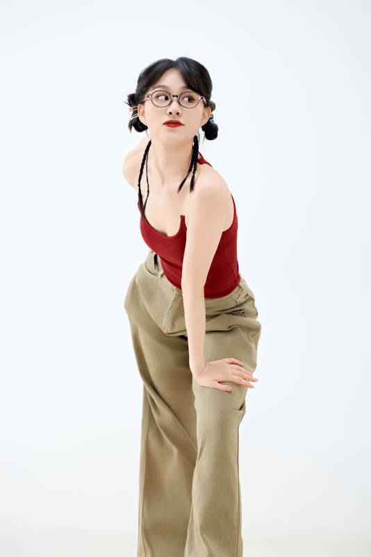 影棚拍摄穿着青春靓丽的亚洲女性夏季形象图片