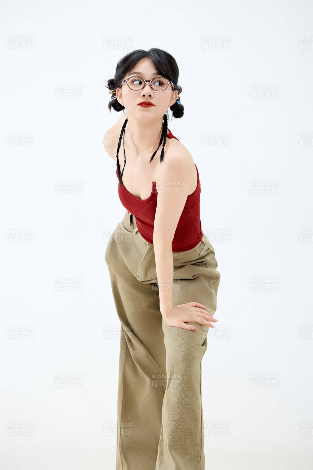 影棚拍摄穿着青春靓丽的亚洲女性夏季形象图片