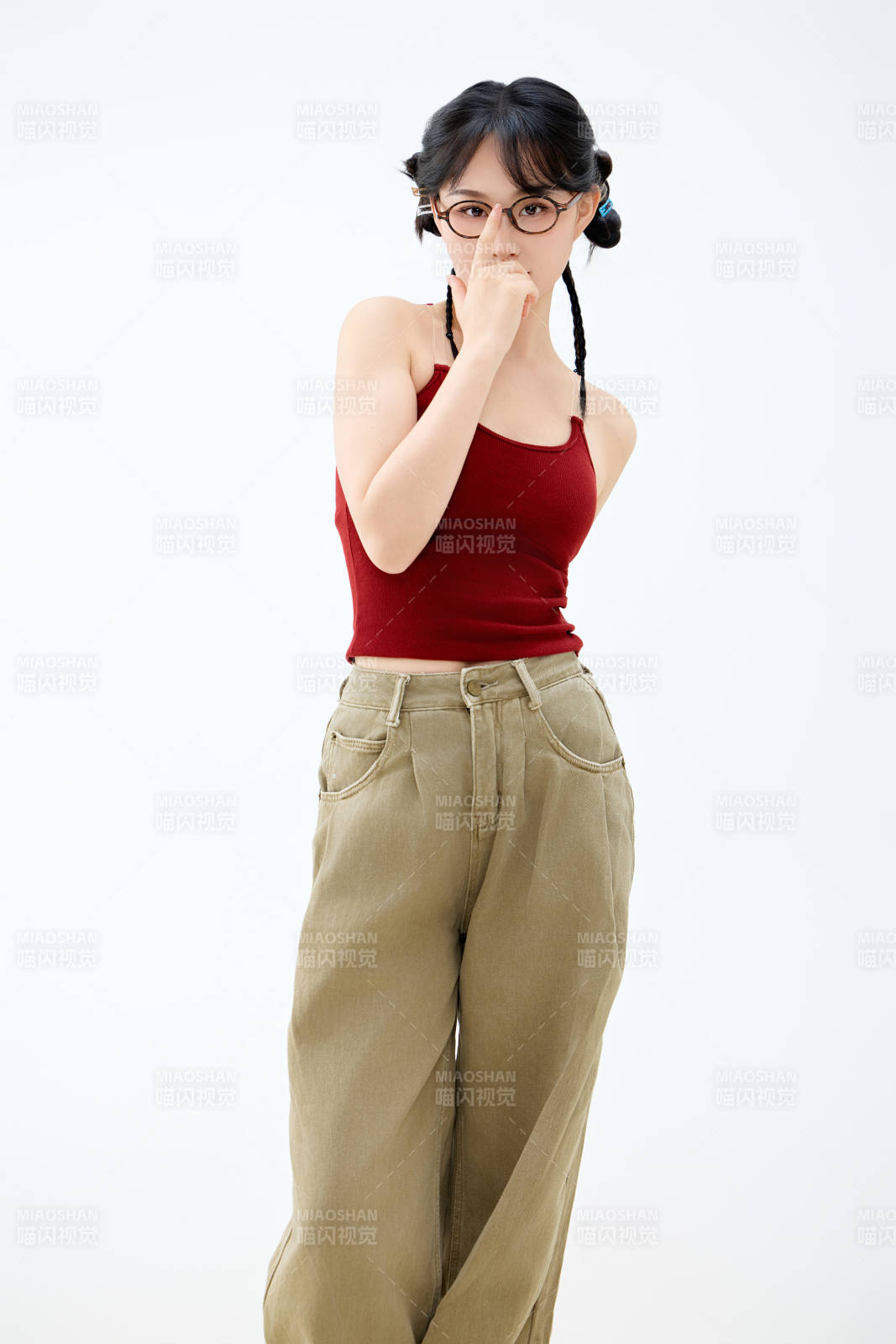 影棚拍摄穿着青春靓丽的亚洲女性夏季形象图片