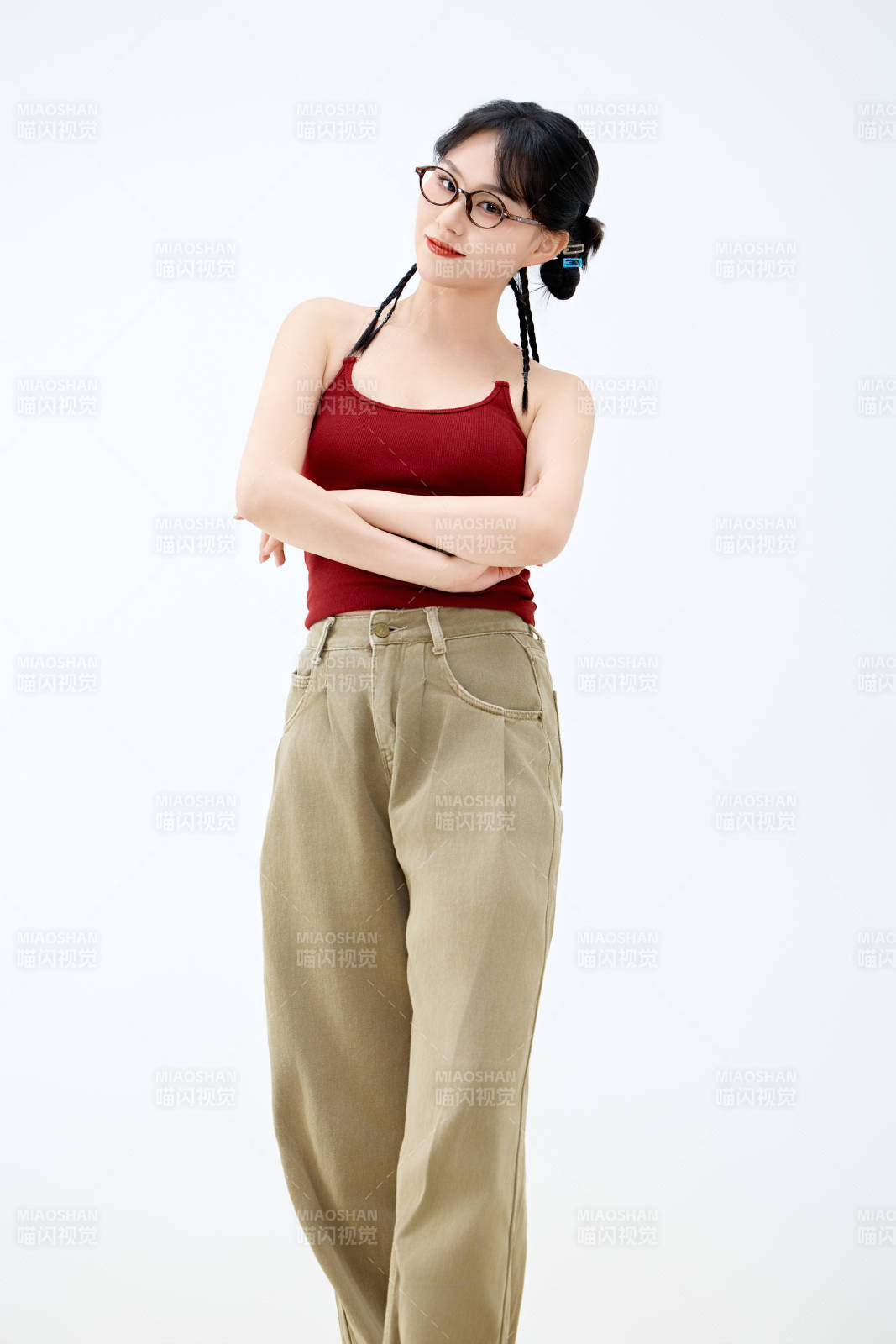 影棚拍摄穿着青春靓丽的亚洲女性夏季形象图片