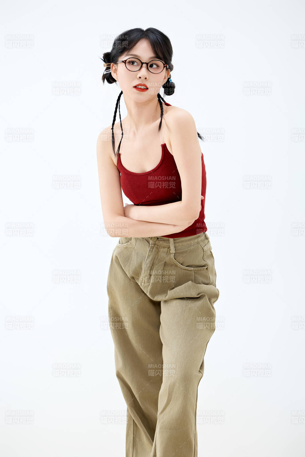 影棚拍摄穿着青春靓丽的亚洲女性夏季形象图片