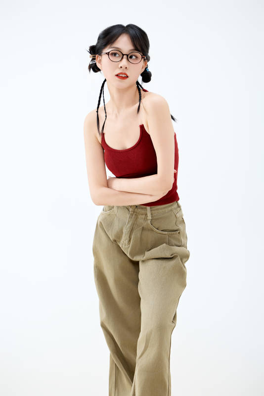 影棚拍摄穿着青春靓丽的亚洲女性夏季形象图片