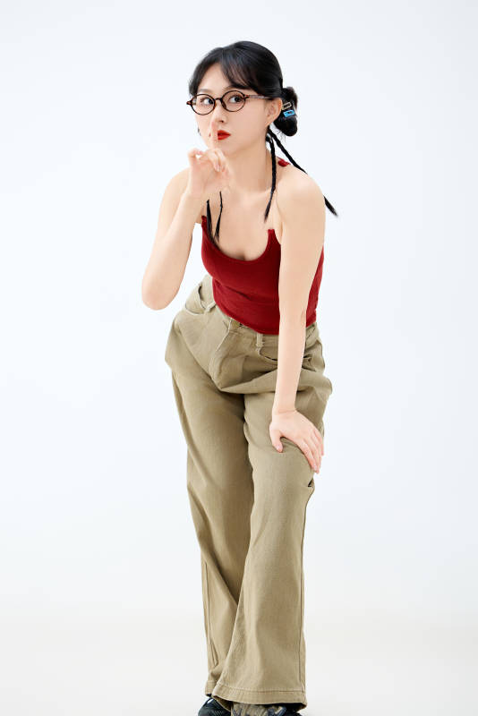 影棚拍摄穿着青春靓丽的亚洲女性夏季形象图片