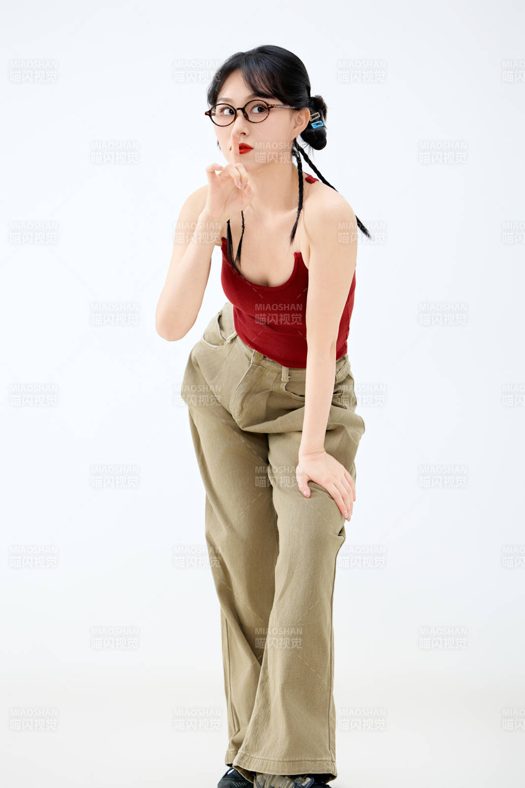 影棚拍摄穿着青春靓丽的亚洲女性夏季形象图片