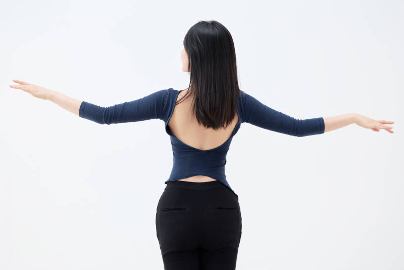 白背景穿着休闲服装的亚洲健康年轻女性形象图片