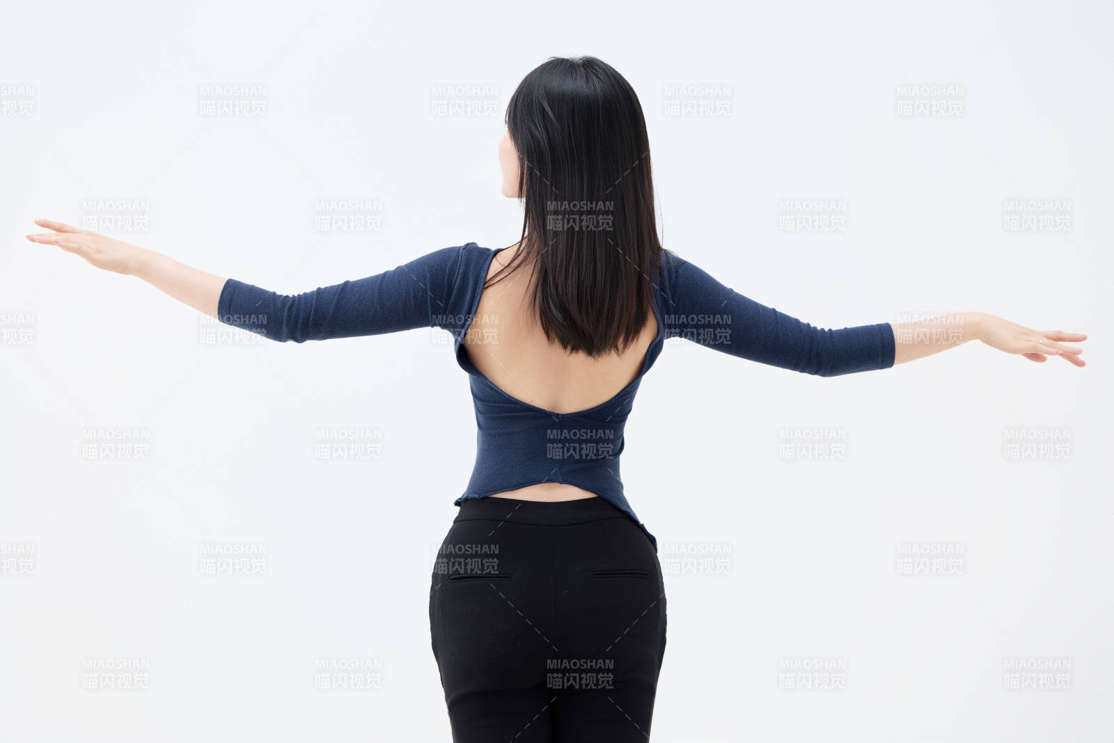 白背景穿着休闲服装的亚洲健康年轻女性形象图片