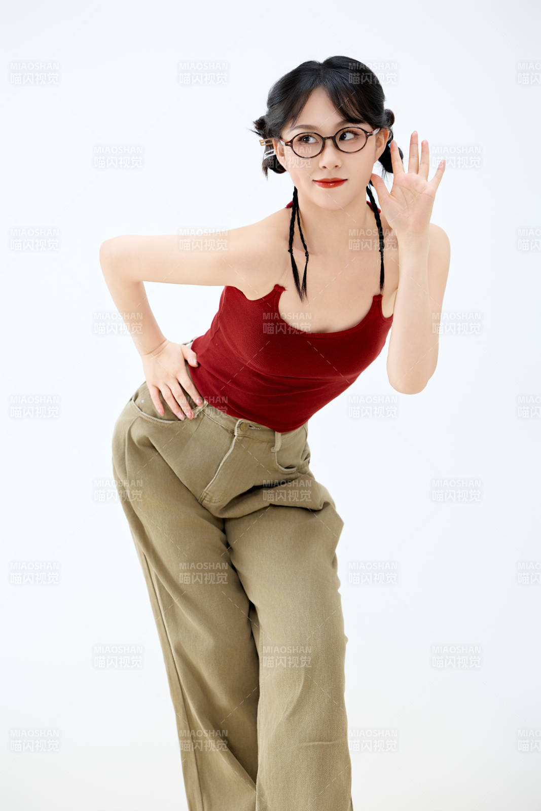 影棚拍摄穿着青春靓丽的亚洲女性夏季形象图片