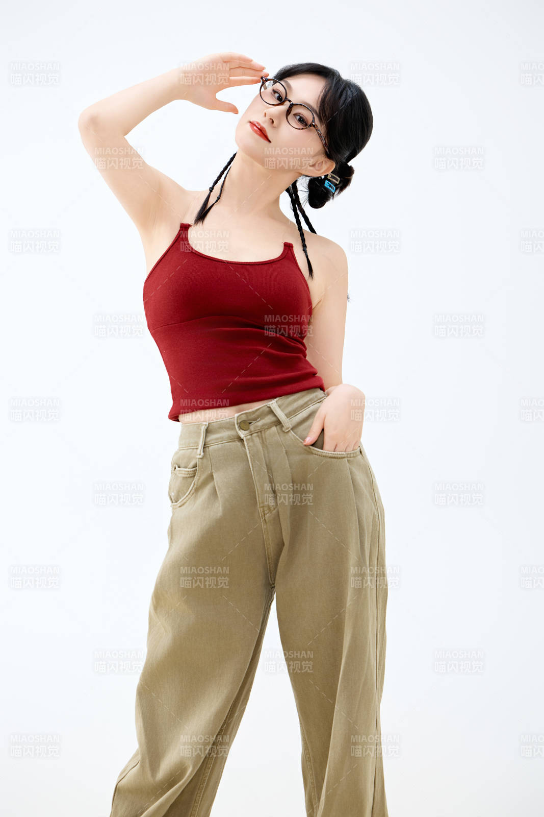 影棚拍摄穿着青春靓丽的亚洲女性夏季形象图片