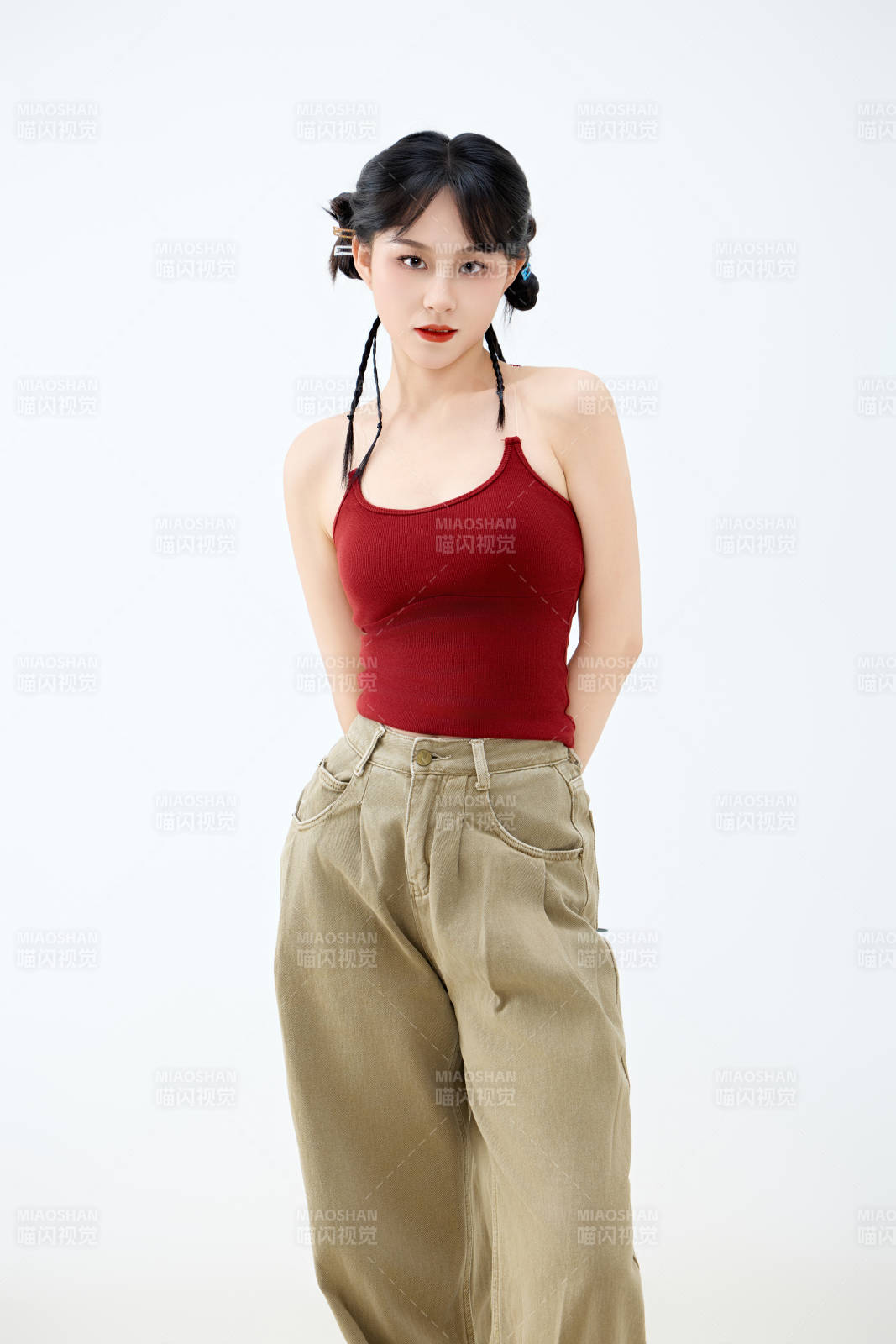 影棚拍摄穿着青春靓丽的亚洲女性夏季形象图片