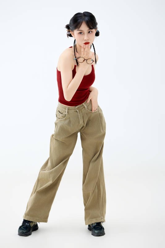 影棚拍摄穿着青春靓丽的亚洲女性夏季形象图片