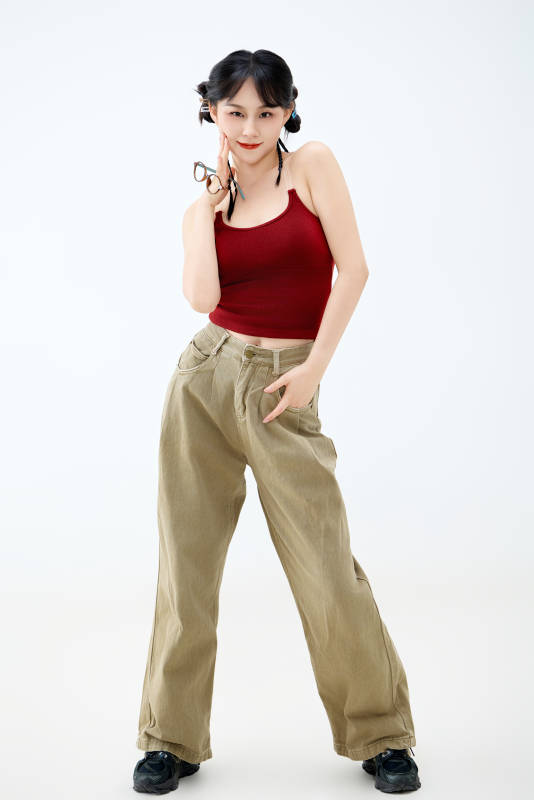 影棚拍摄穿着青春靓丽的亚洲女性夏季形象图片