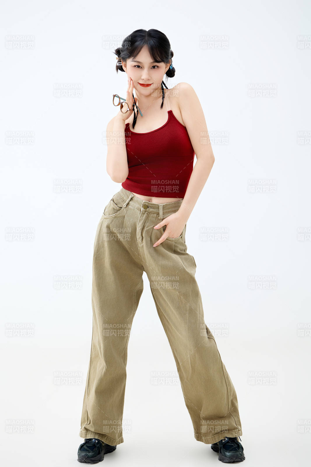 影棚拍摄穿着青春靓丽的亚洲女性夏季形象图片