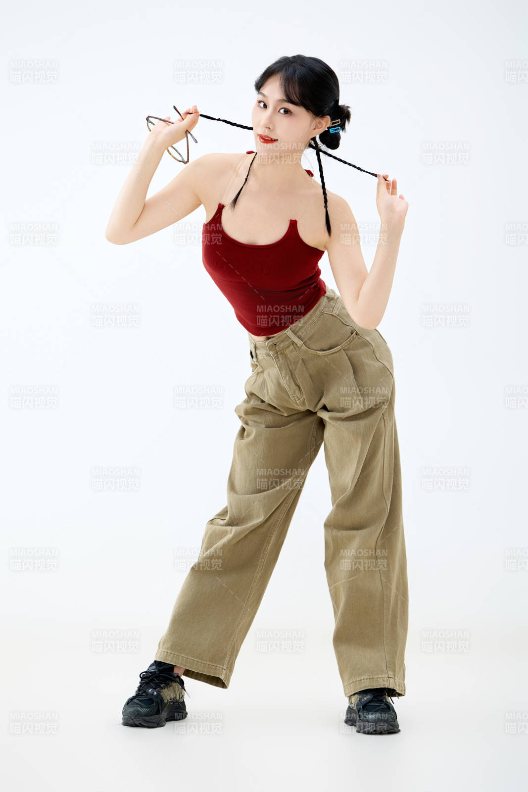 影棚拍摄穿着青春靓丽的亚洲女性夏季形象图片