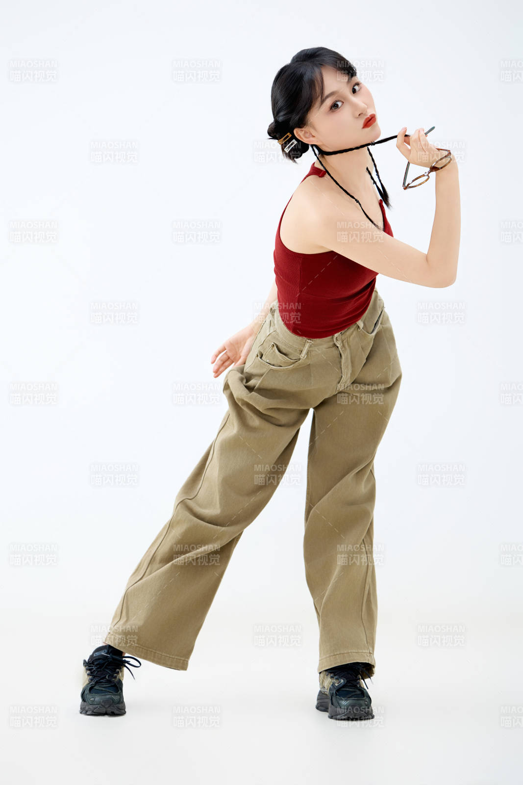 影棚拍摄穿着青春靓丽的亚洲女性夏季形象图片