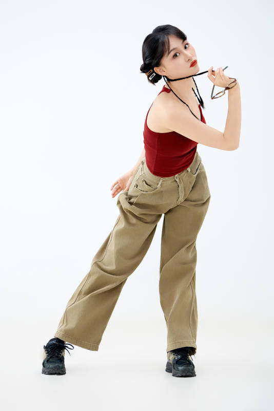 影棚拍摄穿着青春靓丽的亚洲女性夏季形象图片