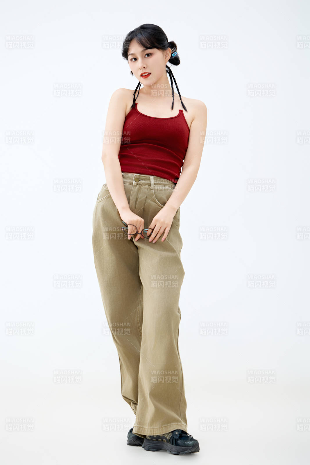 影棚拍摄穿着青春靓丽的亚洲女性夏季形象图片