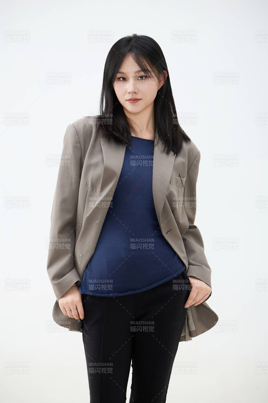 白色背景下穿着西装的职业女性形象图片