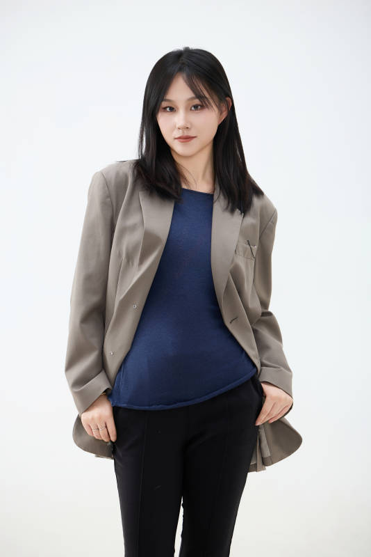 白色背景下穿着西装的职业女性形象图片