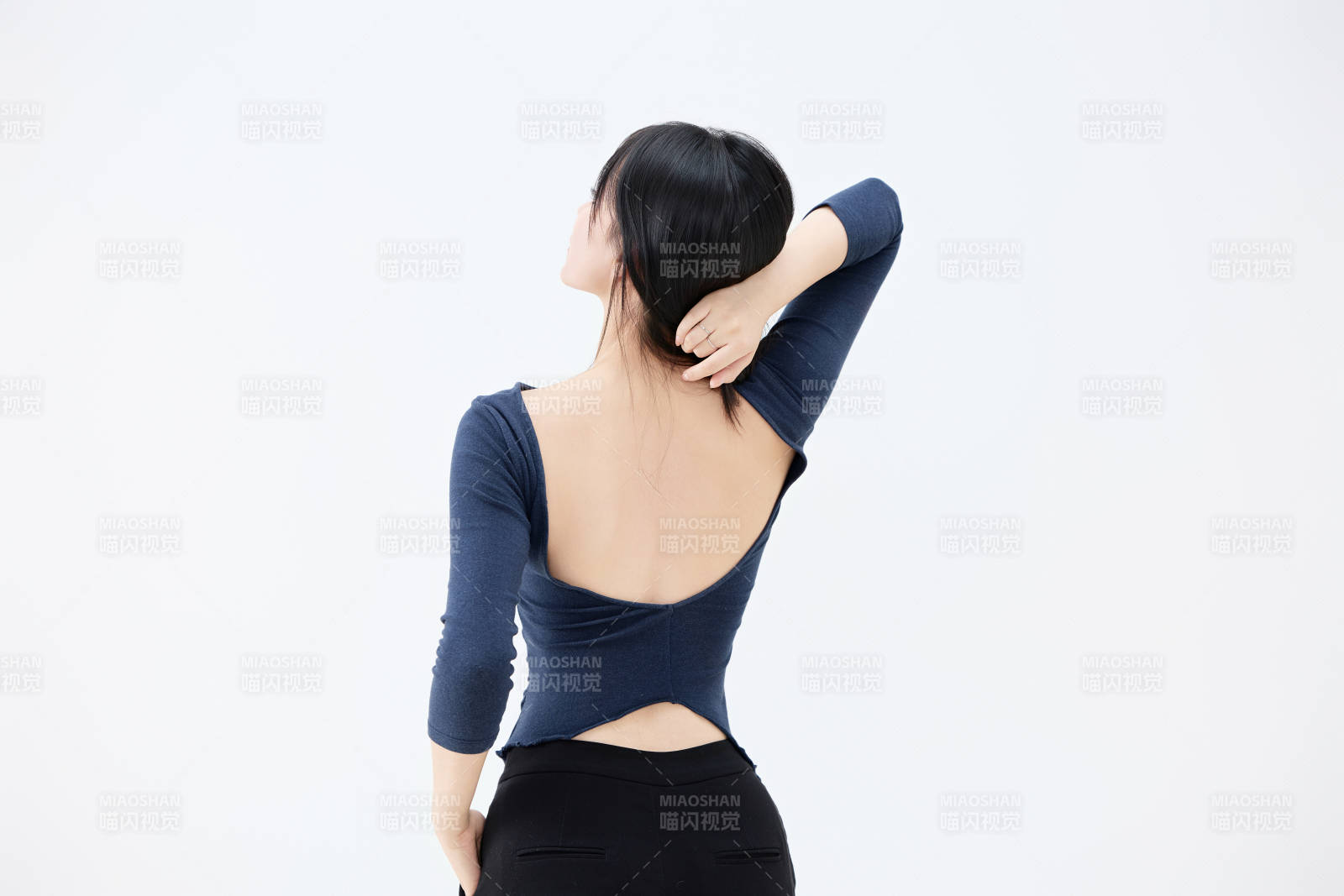 白背景穿着休闲服装的亚洲健康年轻女性形象图片