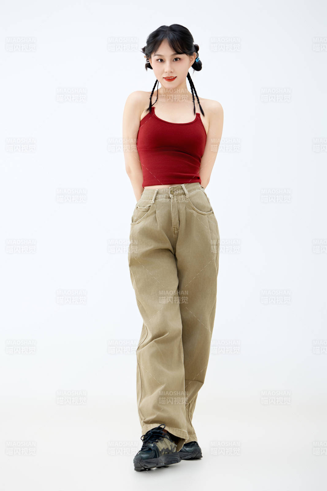 影棚拍摄穿着青春靓丽的亚洲女性夏季形象图片