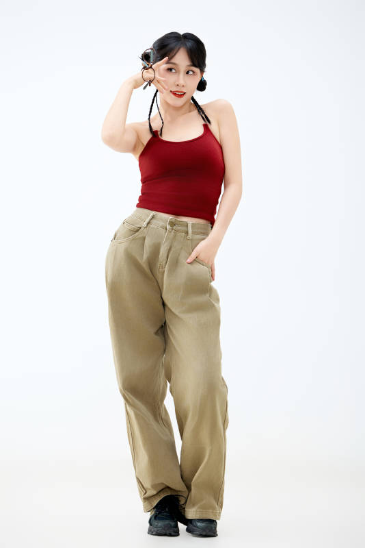 影棚拍摄穿着青春靓丽的亚洲女性夏季形象图片